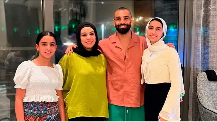 Mohamed Salah y su foto en Instagram junto con sus hermanas.
