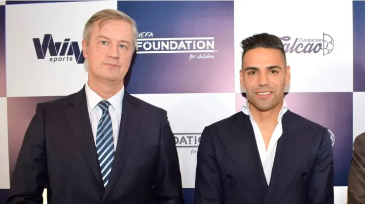 Radamel Falcao junto con Erik Høeg, embajador de Dinamarca en Colombia.
