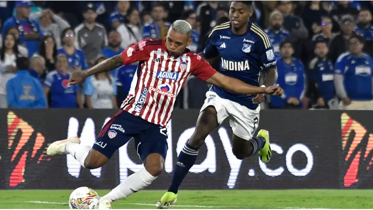 Jermein Peña y Emerson Rodríguez, en el partido entre Millonarios y Junior en Bogotá.
