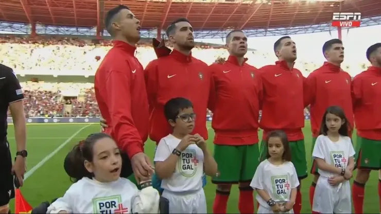 Cristiano Ronaldo y el gesto con una pequeña niña.
