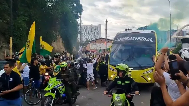 Hinchas de Atlético Bucaramanga despidiendo a los jugadores.
