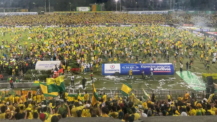 Hinchas de Atlético Bucaramanga invadiendo la cacha del estadio Alfonso López.
