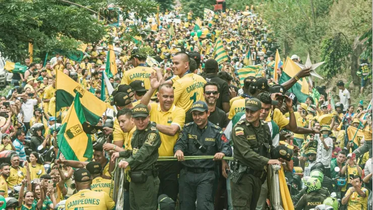 Jugadores de Atlético Bucaramanga en el recibimiento de los hinchas.
