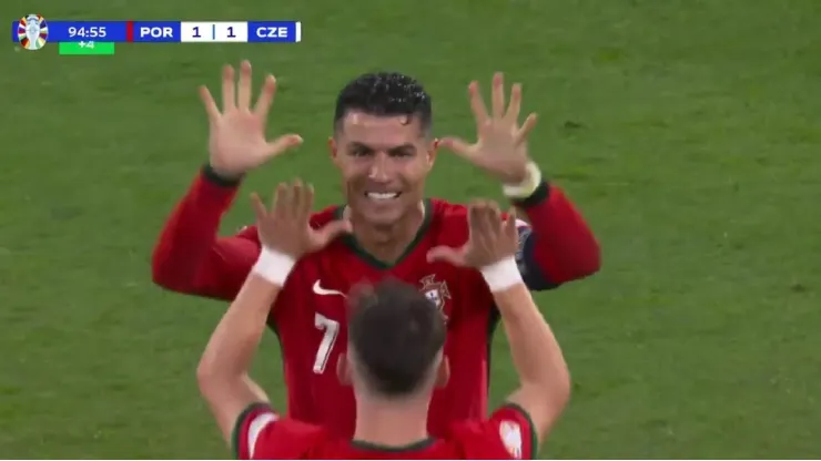 Abrazo de Cristiano Ronaldo con Francisco Conceição.
