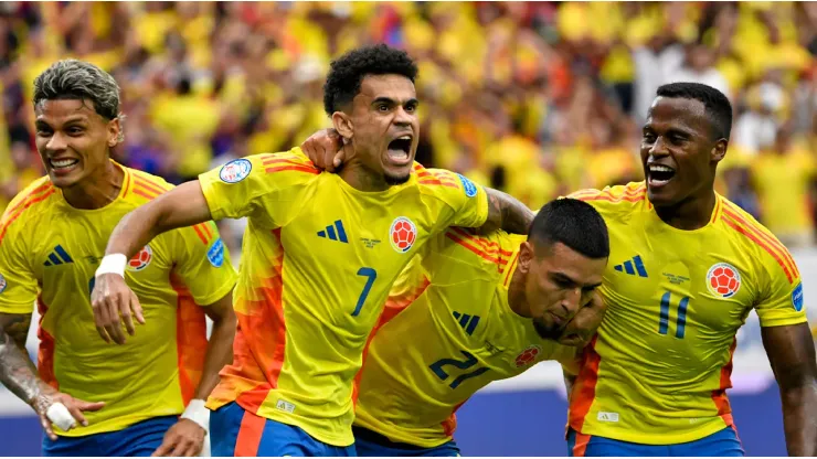 Richard Ríos, Luis Díaz y Jhon Arias celebran el gol de Daniel Muñoz.
