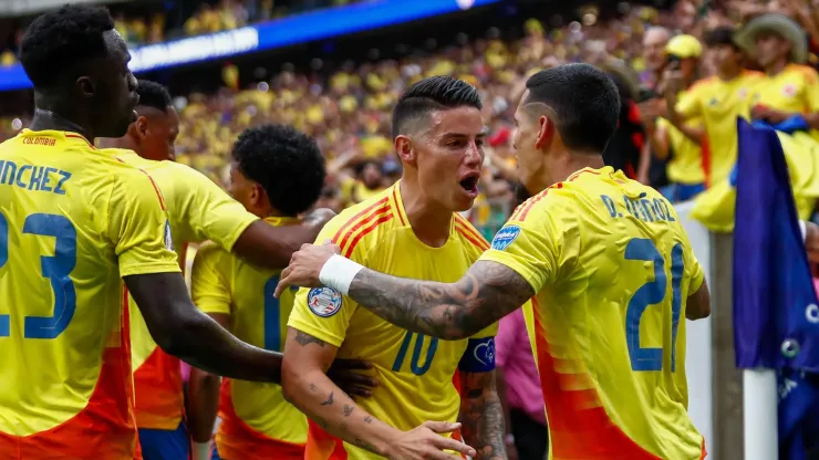 Jugadores de la Selección Colombia festejando el gol ante Paraguay.
