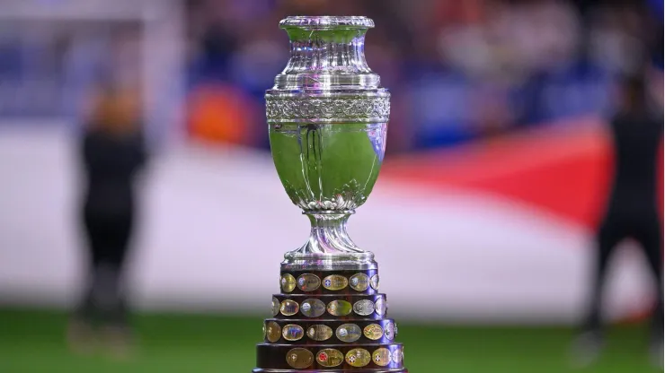 El histórico trofeo de la Copa América, el más preciado.
