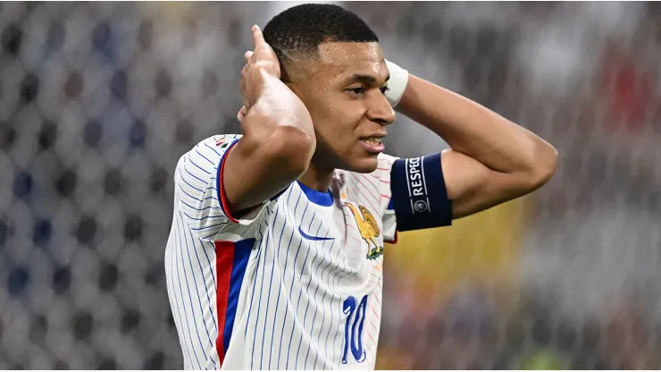 Kylian Mbappé se lamenta tras quedar eliminado de la Euro 2024 en semifinales.
