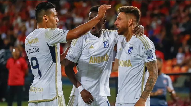 Radamel Falcao celebra el golazo de Santiago Giordana en el empate de Millonarios.
