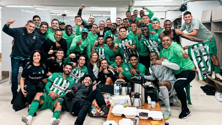 Atlético Nacional festejando, después de la victoria ante Millonarios.
