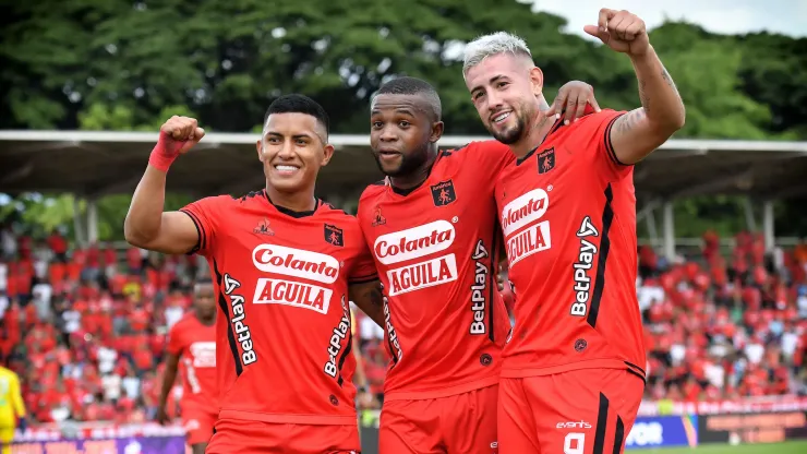 Jugadores de América de Cali celebrando ante Envigado por la fecha 7 de la Liga BetPlay DIMAYOR II 2024.
