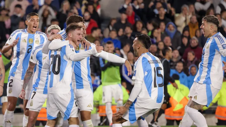 Jugadores de Argentina festejando su gol ante Chile por la Eliminatoria.
