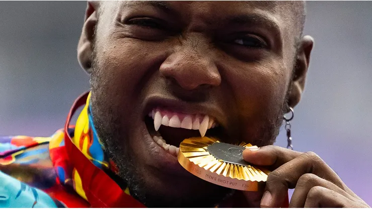 Mauricio Valencia celebra con su medalla de oro en París 2024.
