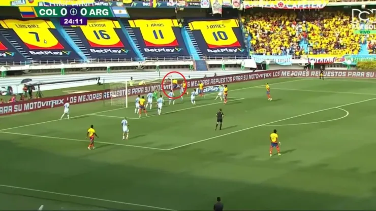 Yerson Mosquera anotando el gol de Colombia ante Argentina.
