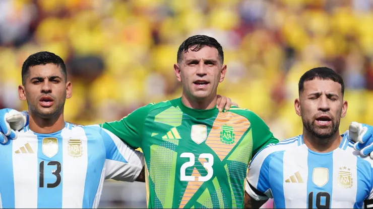 Cristian Romero, Emiliano Martínez y Nicolás Otamendi de Argentina.
