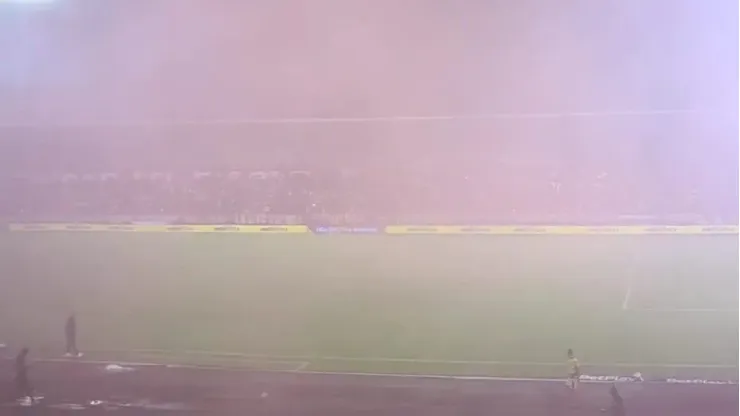 Humo en el estadio Bello Horizonte.
