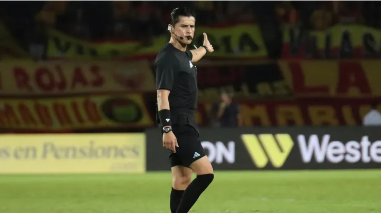 Jonathan Ortíz Tonguino, árbitro, durante partido entre Deportivo Pereira y Patriotas Boyacá por la fecha 11.
