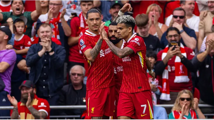 Darwin Núñez y Mo Salah festejan con Luis Díaz su doblete ante Bournemouth.
