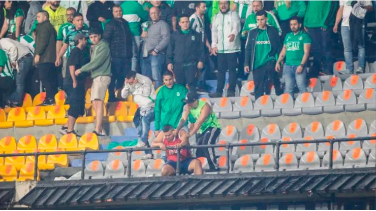 Hinchas de Nacional agreden a un hincha de Junior en el Atanasio.
