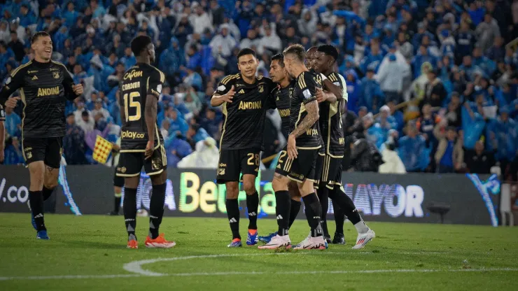 Jugadores de Millonarios celebrando el gol ante Envigado.
