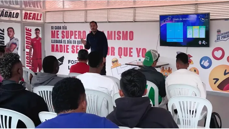 Una clase de finanzas para que los futbolistas aprendan a cuidar su dinero.
