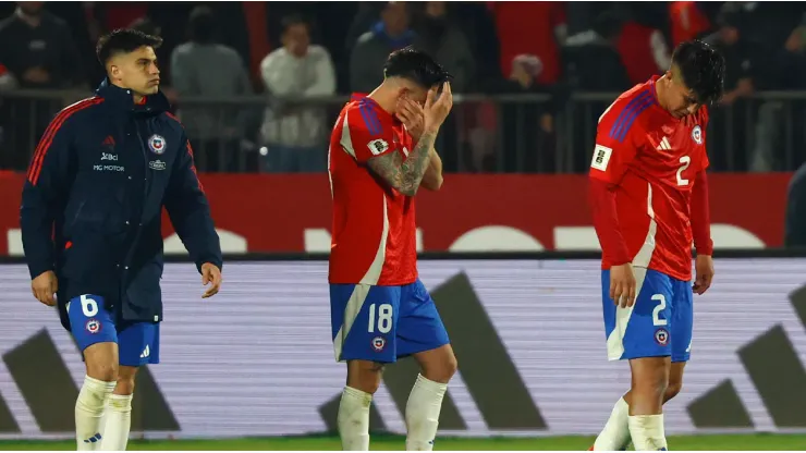 Jugadores de la Selección de Chile se lamentan tras la derrota ante Brasil.
