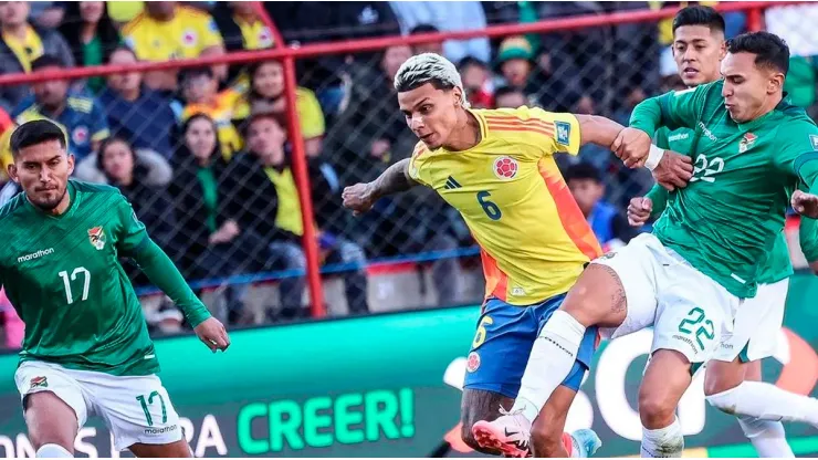 Richard Ríos disputa el balón contra los jugadores de Bolivia en El Alto.
