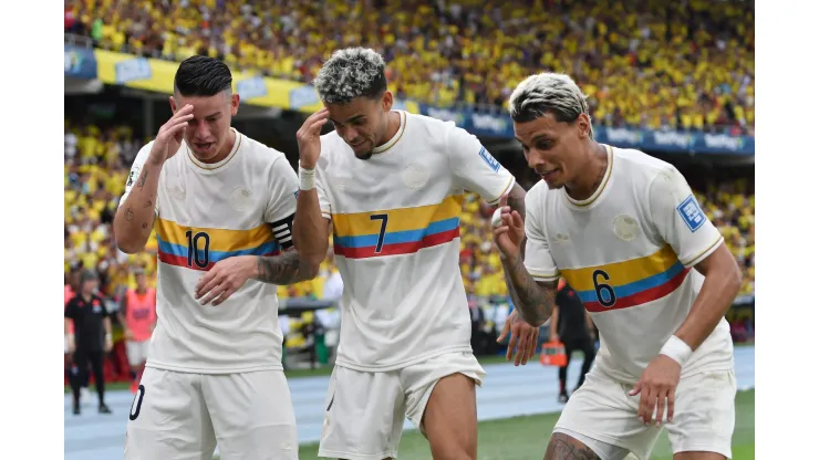 Luis Diaz, James Rodríguez y Richard Ríos celebrando el segundo gol de Colombia contra Chile. (Photo by Gabriel Aponte/Getty Images)
