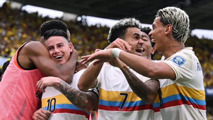 Richard Ríos, Luis Díaz y James celebran el gol ante Chile.
