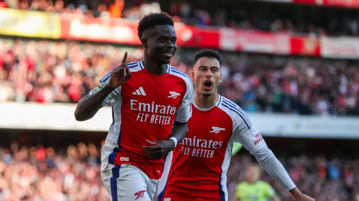 Las figuras de los Gunners festejan el gol de Bukayo Saka en el triunfo frente a Southampton.
