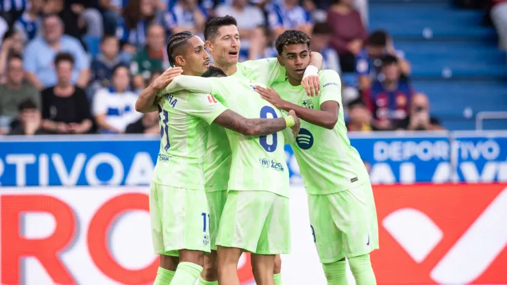 Los jugadores de Barcelona festejan el gol de Robert Lewandowski en el triunfo ante el Alavés.
