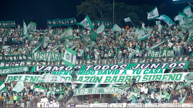 Hinchas de Atlético Nacional ante La Equidad por la fecha 9 de la Liga BetPlay DIMAYOR II 2024.
