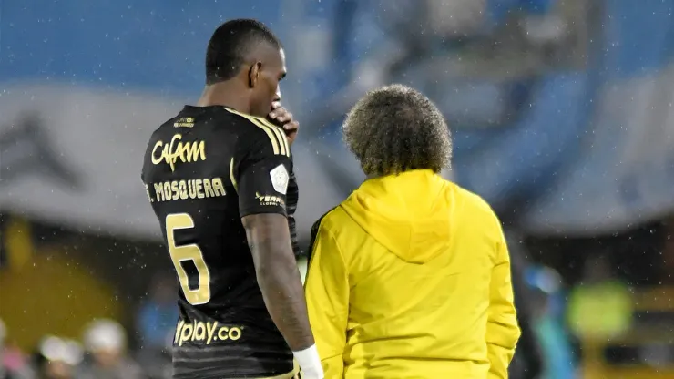 Sergio Mosquera y Alberto Gamero dialogan durante un juego de Millonarios.
