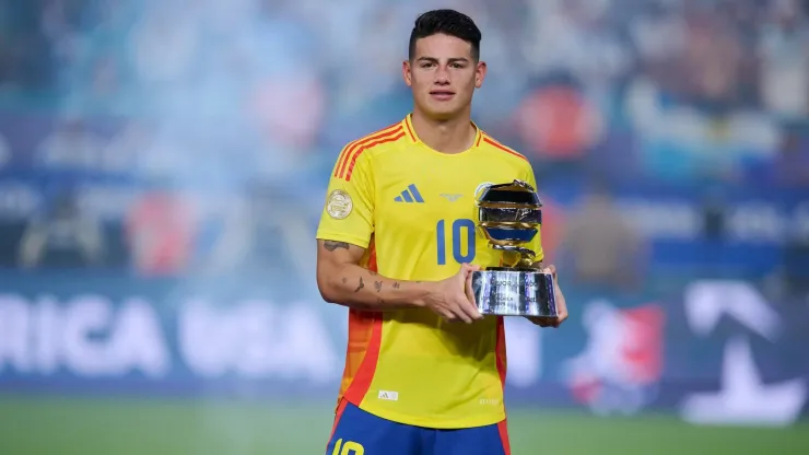 James Rodríguez con la Selección Colombia con el premio a mejor jugador de la Copa América.
