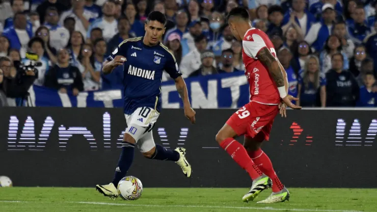 Daniel Cataño y Julián Millán disputan el balón en el último clásico capitalino.
