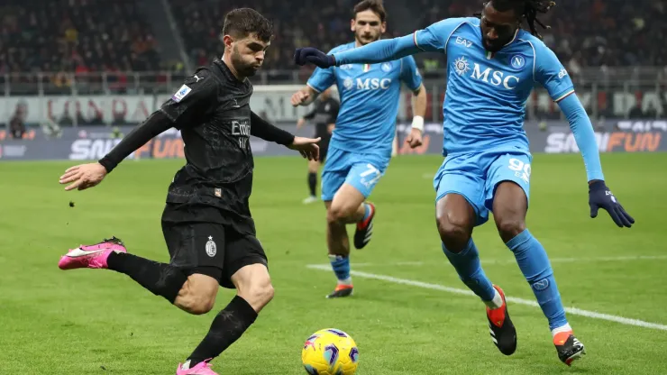 Christian Pulisic y Zambo Anguissa disputan el balón en el último enfrentamiento entre Milan y Napoli.
