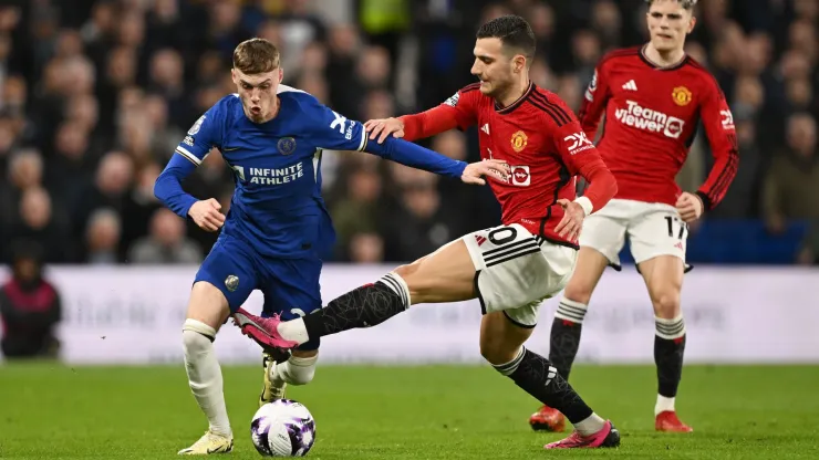 Cole Palmer disputa la pelota con Diogo Dalot. El delalntero anotó cuatro goles en sus últimos dos enfrentamientos ante  Manchester United.
