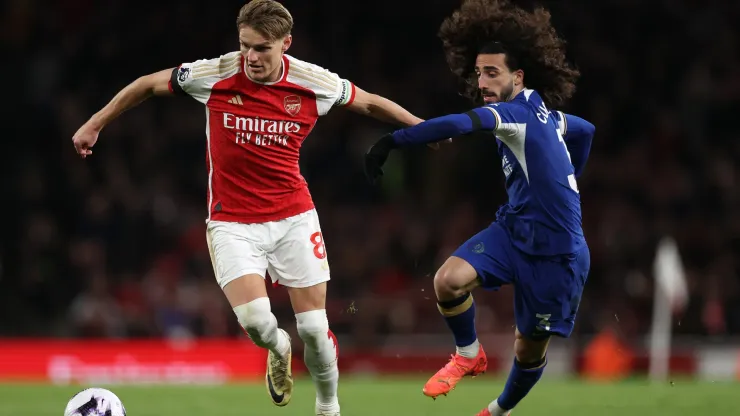 Martin Odegaard y Marc Cucurella disputan la pelota en el último clásico de Londres.
