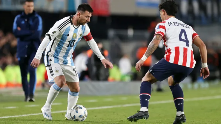 Lionel Messi encara a Matías Espinoza en la victoria de Argentina por 1-0 ante Paraguay en el último enfrentamiento entre ambos.
