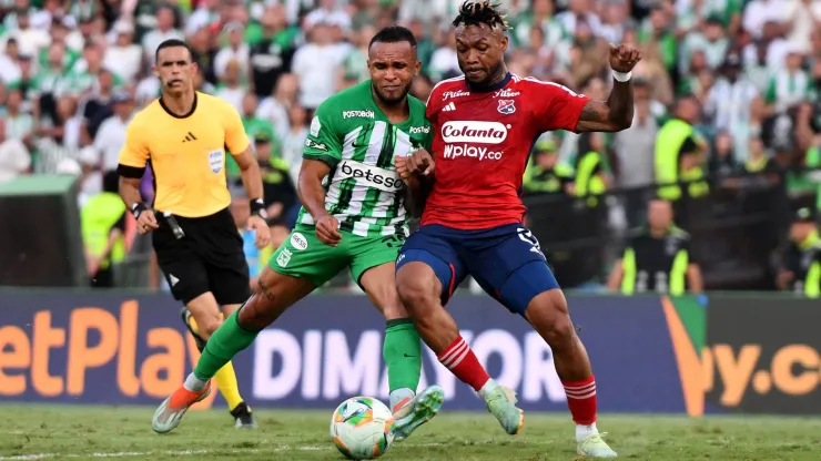 Andrés Sarmiento y Leyser Chaverra disputan la pelota en el reciente Clásico Paisa.
