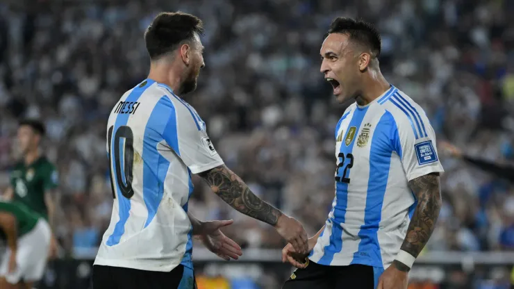 Lionel Messi y Lautaro Martínez festejan el gol del Toro en la goleada ante Bolivia.
