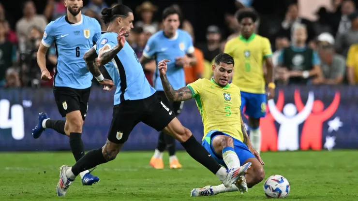 Darwin Núñez y Bruno Guimarães disputan la pelota en el último enfrentamiento entre Uruguay y Brasil en la Copa América 2024. 
