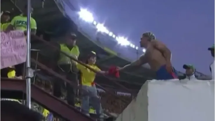 Richard Ríos con la hinchada.
