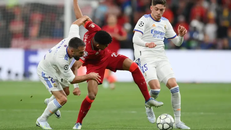 Luis Díaz disputa la pelota ante Daniel Carvajal y Federico Valverde en el último enfrentamiento entre Liverpool y Real Madrid.
