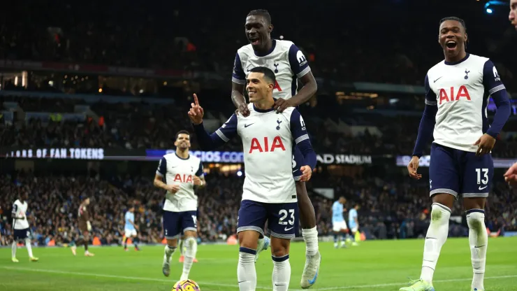 Pedro Porro festeja junto a sus compañeros de Tottenham.
