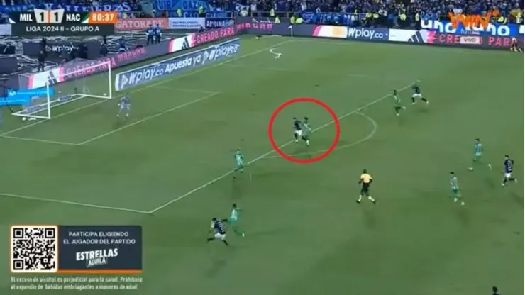 El momento del fuera de lugar antes del gol de Millonarios.
