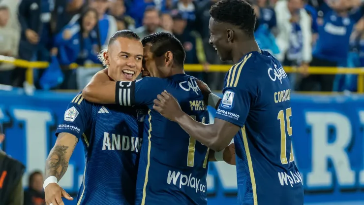 Los jugadores de Millonarios festejan el gol de Leonardo Castro en la victoria por 2-1 ante Atlético Nacional.
