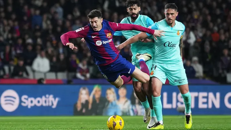 Robert Lewandowski disputa la pelota ante Samu Costa y Antonio Raíllo en el último enfrentamiento entre Barcelona y Mallorca con victoria de los Culés por 1-0.
