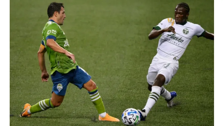 Portland Timbers vs Seattle Sounders: Portland Timbers' Diego Chará (right) and Seattle Sounders midfielder Nicolás Lodeiro battle for the ball (Getty).
