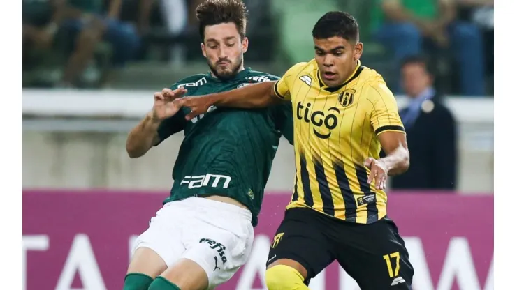 Guaraní vs Palmeiras: Matías Viña of Palmeiras (left) and Rodney Redes of Guaraní fight for the ball during a match for the Copa Libertadores 2020 (Getty).
